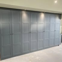 Modern home skirting board installation